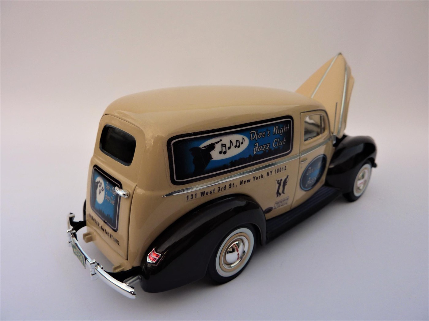  Ford 40 Panel van "Djoe's Night Jazz Club" terminée Photo34-vi