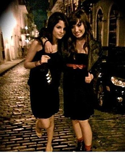 Demis erinnerungen Delena-selena-gomez-and-demi-lovato-24700041-409-500