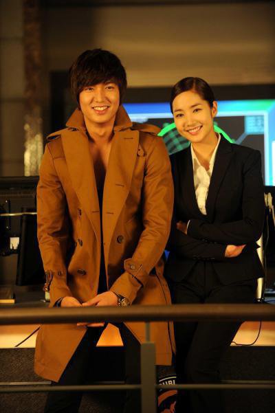 من تليق ب LEE MIN HO أكثر ؟؟؟؟؟؟؟؟ Lee-min-ho-park-min-young-lee-min-ho-and-park-min-young-25165228-400-601