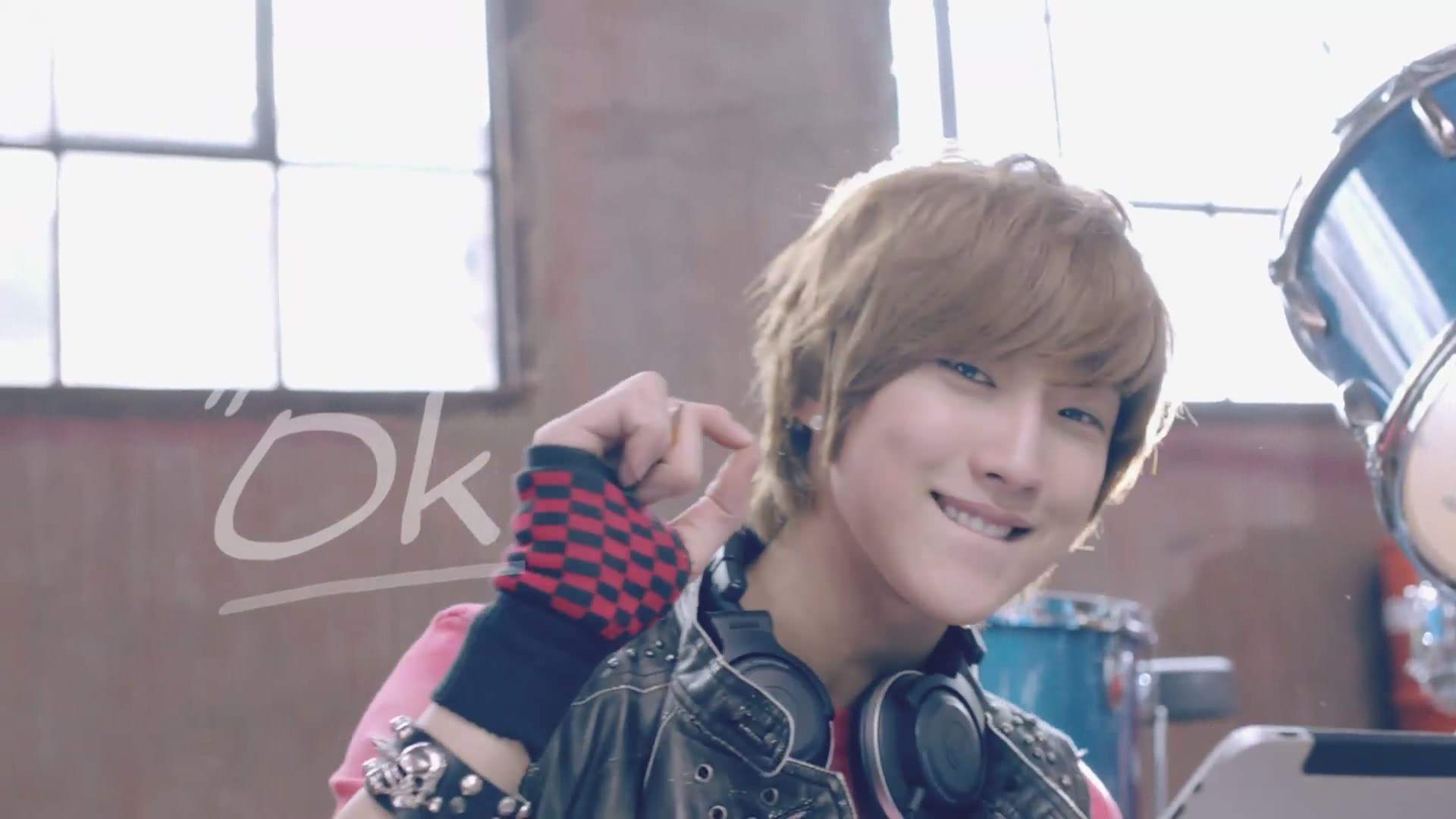 هيا لنجمع صور لفرقتنا المفضلة b1a4 - صفحة 3 Jin-Young-Ok-MV-b1a4-25935136-1920-1080