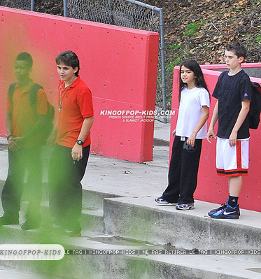 [NUOVE FOTO] Prince, Paris e Blanket Jackson  - Pagina 14 PMJaxon-prince-michael-jackson-26325360-373-399