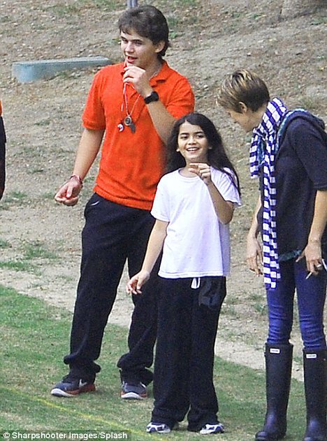 [NUOVE FOTO] Prince, Paris e Blanket Jackson  - Pagina 13 Prince-and-Blanket-were-on-the-sidelines-helping-to-cheer-on-their-sister-Paris-D-prince-michael-jackson-26315163-468-632