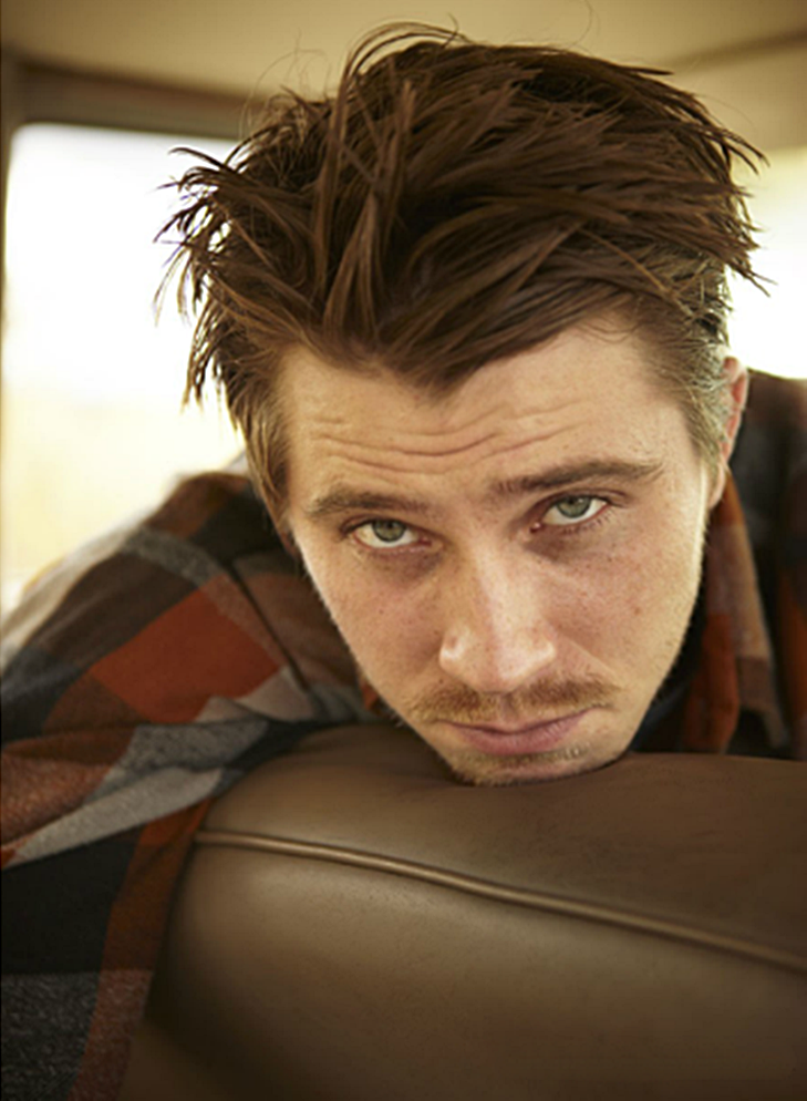 Feliz Navidad!  Vanityfair-outtake-garrett-hedlund-26508984-729-994