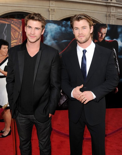 ¿Cuánto mide Liam Hemsworth? - Altura - Real height Liam-Hemsworth-and-Chris-Hemsworth-chris-and-liam-hemsworth-26771207-481-610