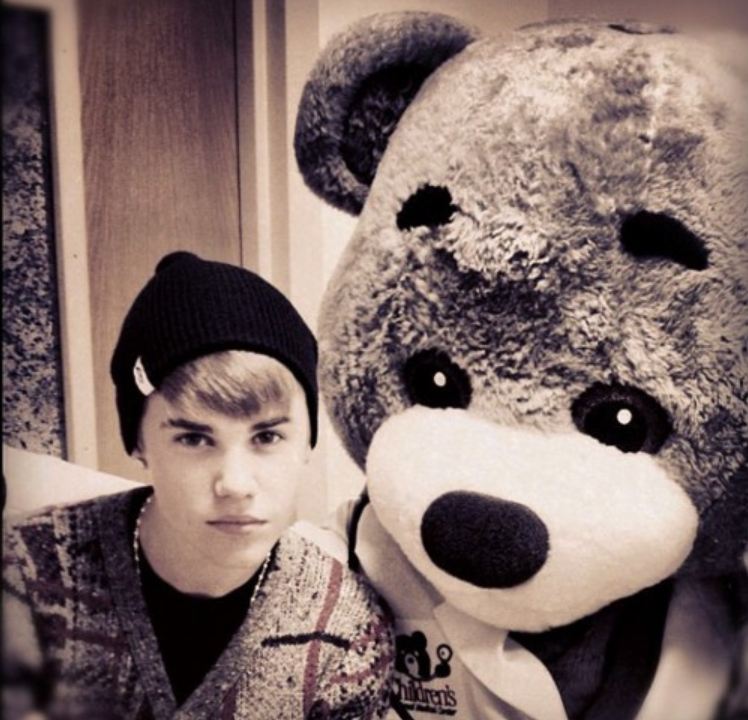 NEw Bieberpics <3 Bieber-instagram-2011-justin-bieber-27577933-748-720