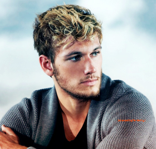 Miami Arts & Music Academy - Pagina 2 Alex-alex-pettyfer-27913187-500-476