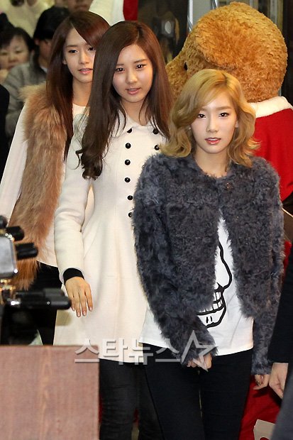 {Fotos/111228} YoonA, SeoHyun & TaeYeon @ Seul Doll Fair Taeyeon-Seohyun-Yoona-Seoul-Doll-Fair-girls-generation-snsd-27937667-413-620