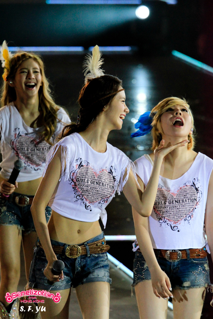 صداقة يؤؤنا مع عضؤات سنسد(مهم لعشاق سنسدبالاخص يؤؤنا) Yoona-2012-Girls-Generation-Tour-in-Hongkong-im-yoona-28396461-854-1280