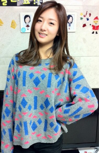 ملابس / زياء الفرقة الكورية a pink Bomi-and-Eunji-Sponsor-a-pink-k-pop-29059901-379-585