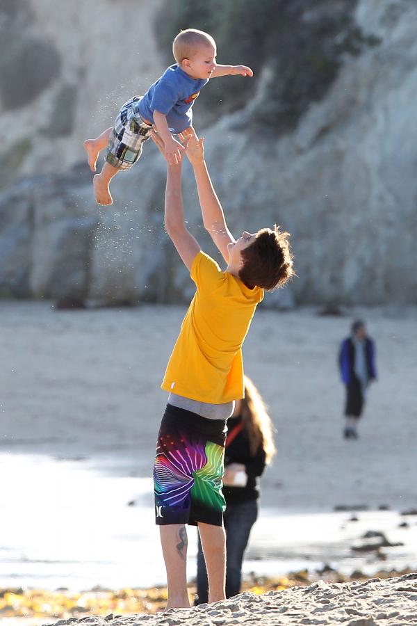 NEw Bieberpics <3 Bieber-selena-In-Malibu-February-17-justin-bieber-29143668-600-900