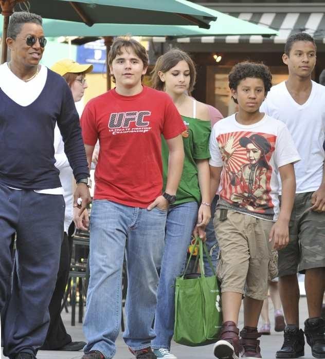 [NUOVE FOTO] Prince, Paris e Blanket Jackson  - Pagina 23 Jermaine-Jackson-Prince-Jackson-Paris-Jackson-Jermajesty-Jackson-and-Jaafar-Jackson-in-Calabasas-paris-jackson-29713971-632-699