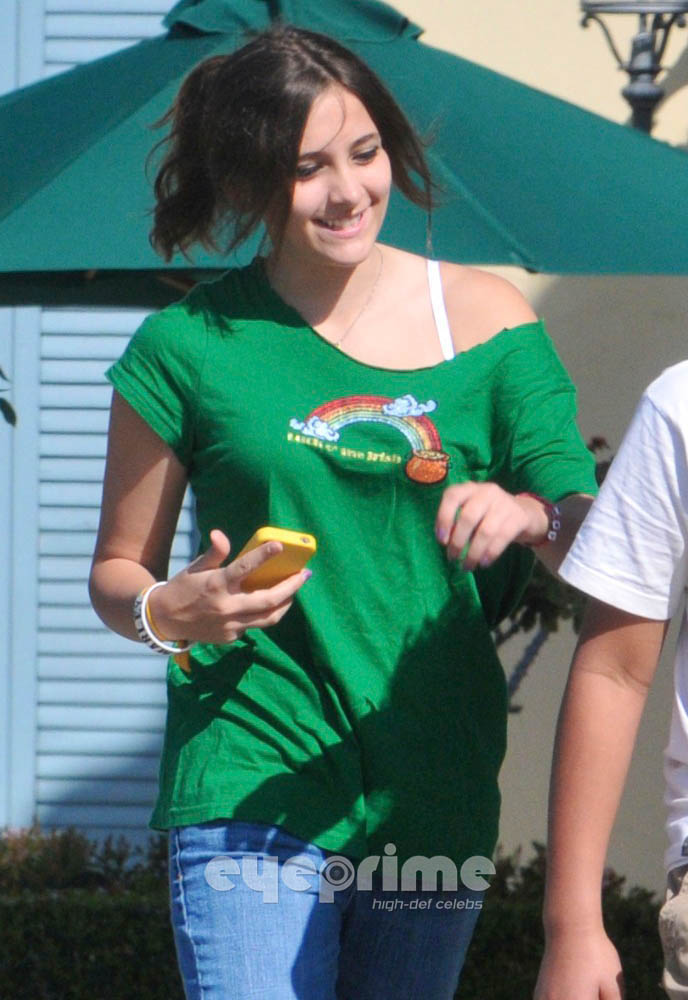 Michael's Kids - Pagina 10 Paris-Jackson-at-the-Commons-in-Calabasas-March-11th-2012-paris-jackson-29714263-688-1000