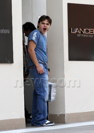 [NUOVE FOTO] Prince, Paris e Blanket Jackson  - Pagina 24 March-29-2012-Prince-Jackson-pictured-accompanied-by-a-bodyguard-while-shopping-at-Giorgio-Armani-prince-michael-jackson-30155495-363-512