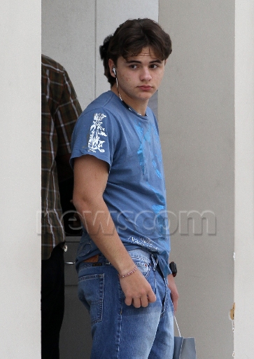 [NUOVE FOTO] Prince, Paris e Blanket Jackson  - Pagina 24 March-29-2012-Prince-Jackson-pictured-accompanied-by-a-bodyguard-while-shopping-at-Giorgio-Armani-prince-michael-jackson-30155557-363-512