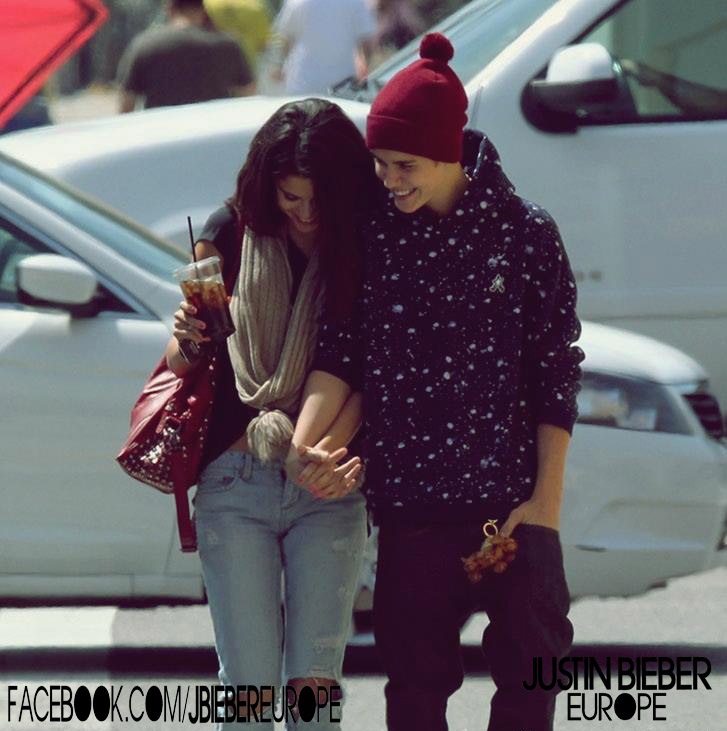 NEw Bieberpics <3 - Seite 2 Justin-Selena-justin-bieber-30371820-727-731