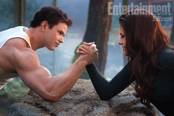 Mii Crepusculo Breaking Dawn'♥ JustinBieber&Tu! - Página 2 Breaking-Dawn-part-2-Emmett-and-Bella-arm-wrestling-harry-potter-vs-twilight-31131005-610-407