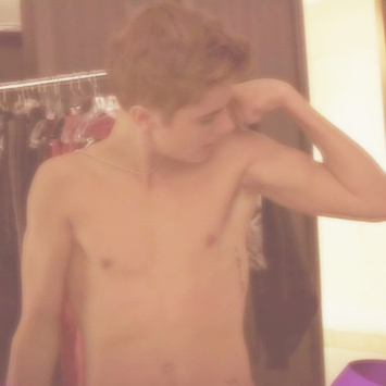 NEw Bieberpics <3 - Seite 2 Justin-Bieber-shirtless-justin-bieber-31250338-355-355