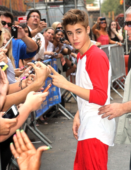 NEw Bieberpics <3 - Seite 2 Justin-Bieber-visits-Late-Show-With-David-Letterman-June-20-2012-justin-bieber-31200050-458-594