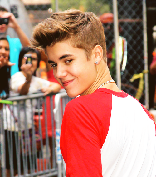 NEw Bieberpics <3 - Seite 2 Justin-outside-the-Late-Show-justin-bieber-31200080-500-566