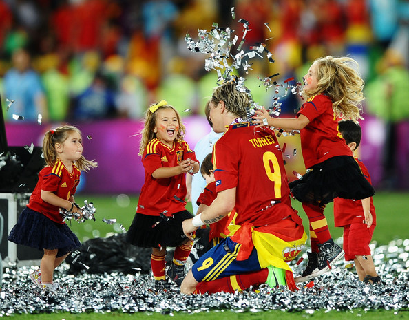 احلى صور فرناندو توريس Euro-2012-final-Spain-v-Italy-Torres-celebrating-victory-fernando-torres-31322758-594-465