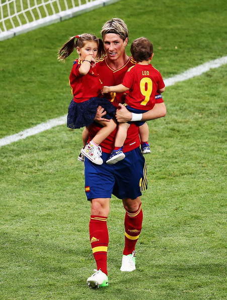 احلى صور فرناندو توريس Euro-2012-final-Spain-v-Italy-Torres-celebrating-victory-fernando-torres-31322779-451-594