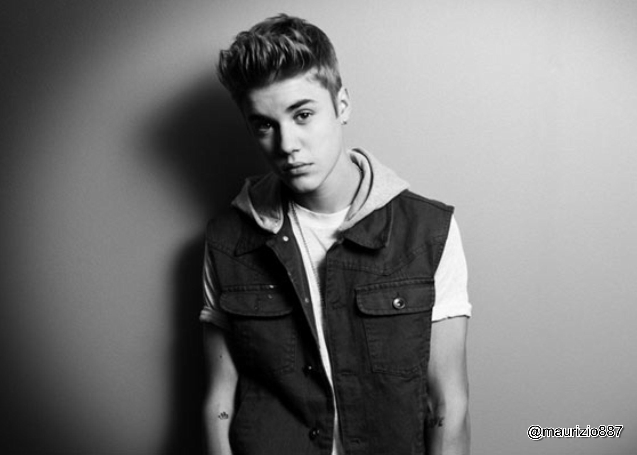 Tweets des médias :D  - Page 2 Justin-bieber-photoshoot-aol-music-2012-justin-bieber-31436073-2100-1500