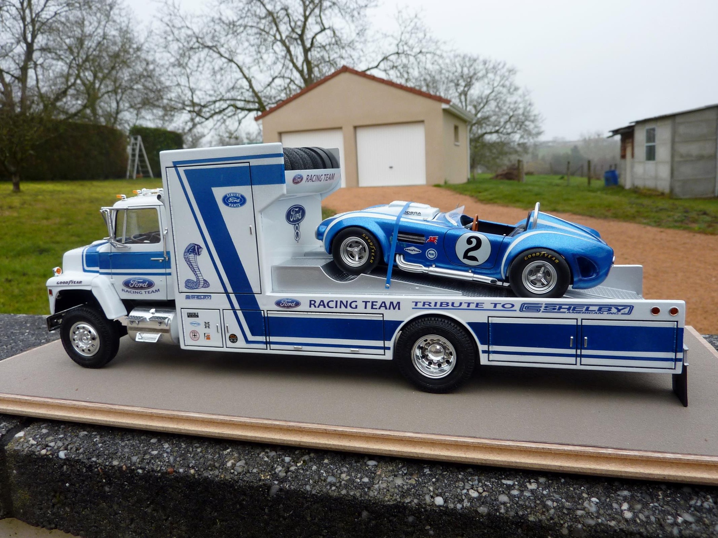  Ford Louisville racing car hauler " tribute to Caroll Shelby " Terminé  - Page 3 Photo1-vi