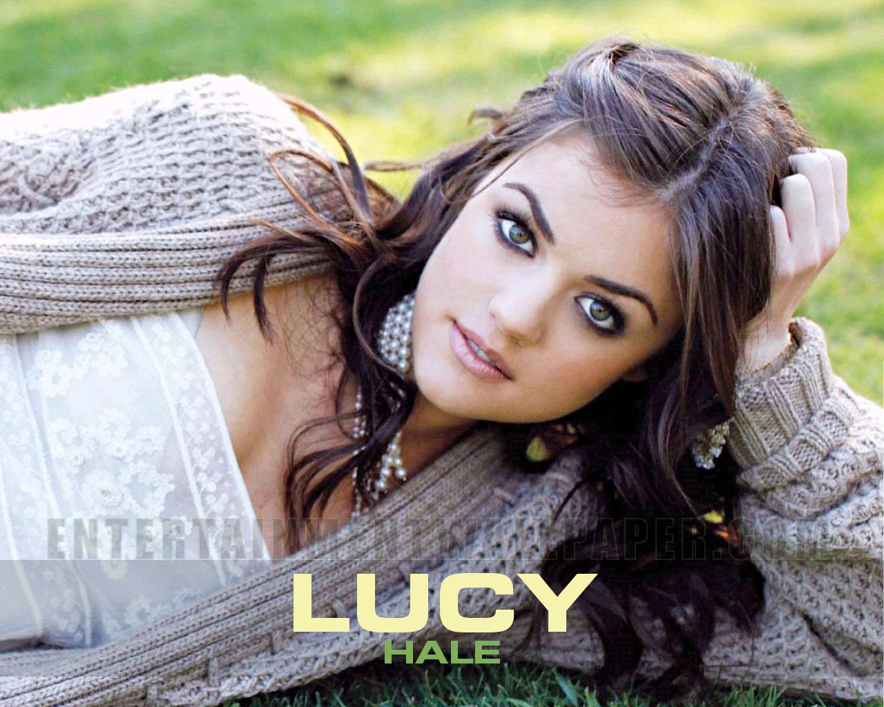 صور لوسي هال - صفحة 4 Love-lucy-hale-32108472-1280-1024