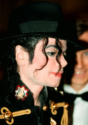 لححظہَ لقىىُ ، ودك بهاا دؤوم تنعااِد ♡̷̷♡̷̷ '  S.M  - صفحة 24 You-are-so-precious-darling-Michael-michael-jackson-32769351-280-400