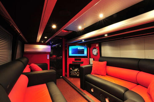 Dans le bus de tournée :D Inside-the-One-Direction-Take-Me-Home-tour-bus-one-direction-33890470-500-331