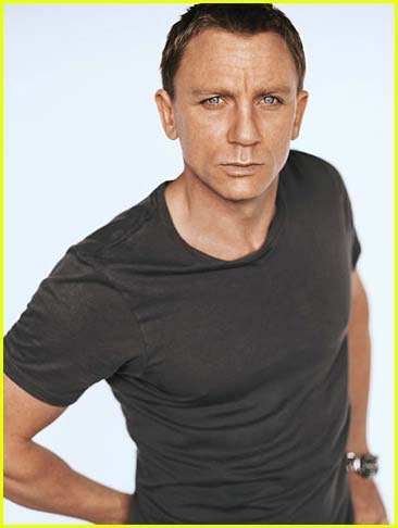 Asile des trop folles fans de CSI ... - Page 34 Daniel-Craig-daniel-craig-34842137-366-486