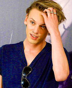 Bavons ensemble ! :D -jamie-campbell-bower-35370970-245-300