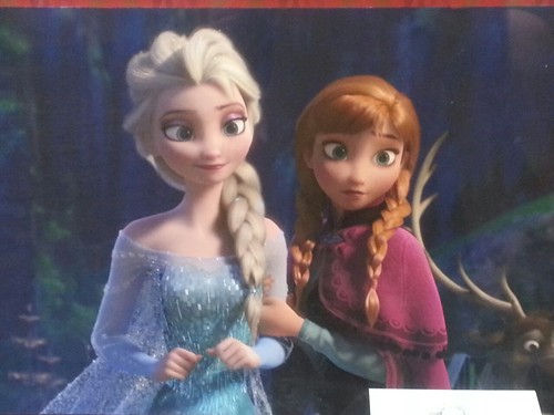 La Reine des Neiges [Walt Disney - 2013] - Sujet de pré-sortie - Page 18 Anna-and-Elsa-close-up-frozen-35612228-500-375