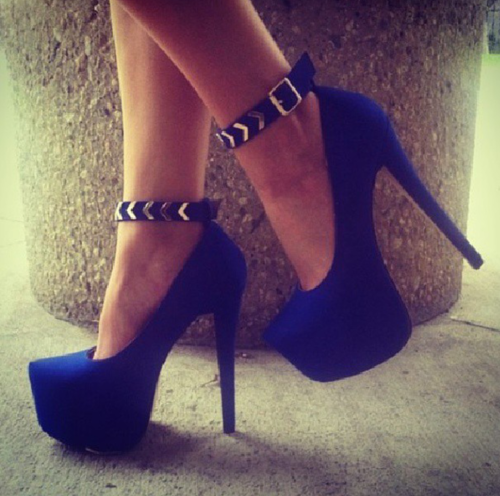 Ya yo necesito otro beso, uno de esos que tú me da' - Page 20 Blue-High-Heels-high-heels-35867137-500-496