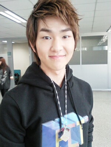 اعترف اني امتلك اكثر من اوبا ^-^  Lee-Jinki-Onew-image-lee-jinki-onew-36144541-379-500