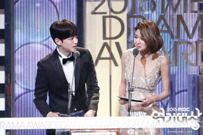 [PIC][30-12-2015]SooYoung tham dự "2015 MBC Drama Awards" vào tối nay 2015mbc_photo151230233859entertain0