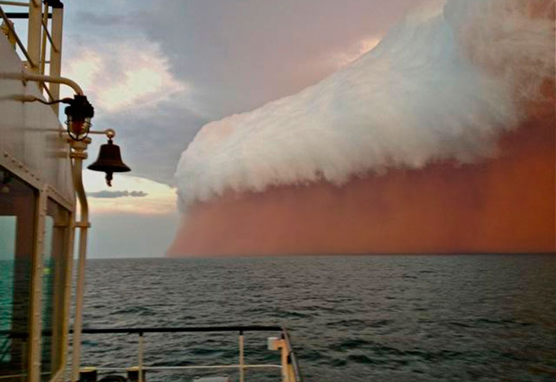 صور مدهشة لعاصفة رملية اجتاجت المحيط الهندي 0_9d49b_50a9e344_orig