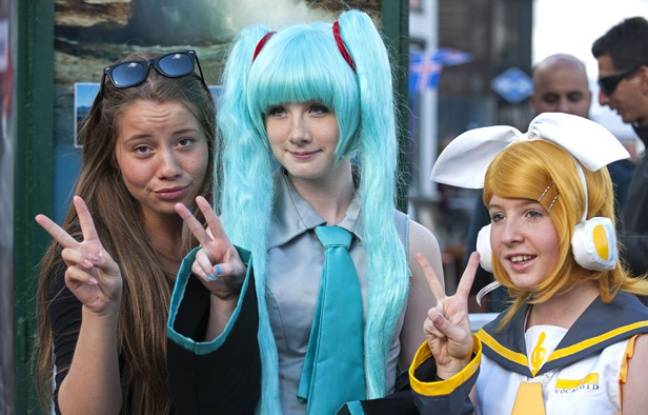 Une collégienne aux cheveux bleus exclue de son établissement - Page 2 648x415_jeunes-filles-centre-ville-reykjavik-islande