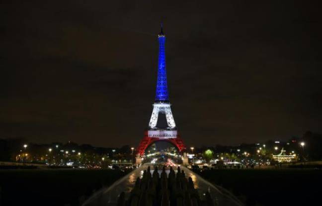 EN DIRECT. Fusillades en cours dans Paris... Le Président exfiltré du stade de France... 648x415_la_tour_eiffel_aux_couleurs_tricolores_en_hommage_aux_victimes_des_attentats_de_paris_le_16_novembre_2015