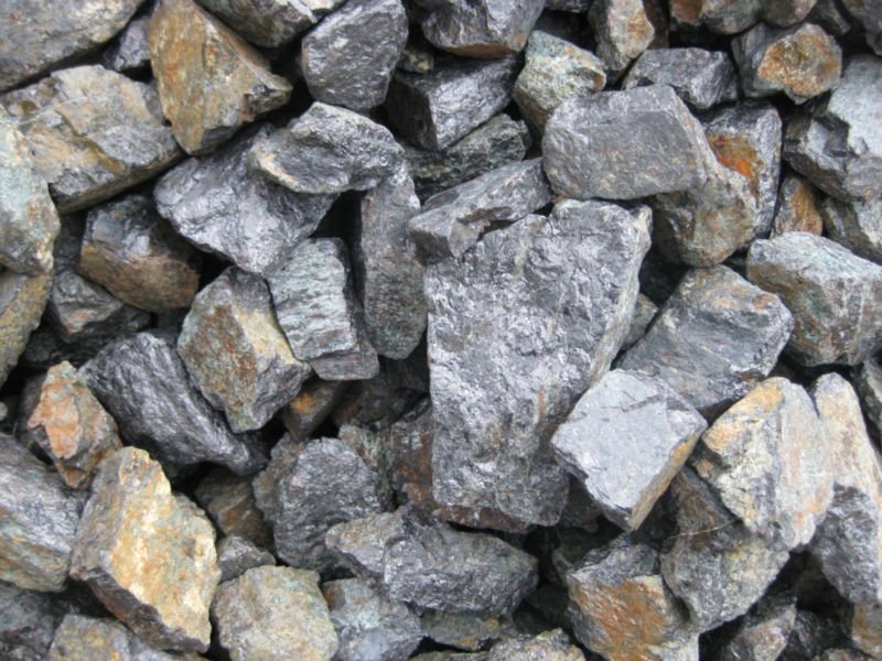 البترول تكشف عن مشاريع في جنوب السعودية بـ4.7 مليار دولار - معدن التيتانيوم Titanium_Ore