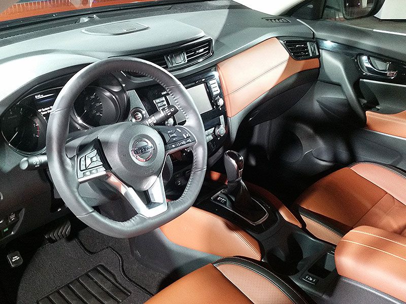 Rogue ou Murano? 2017-Nissan-Rogue-interior-dashboard-by-Ron-Sessions