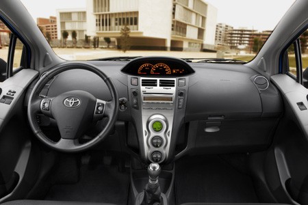 yaris 2010 Toyota_yaris_2010_39738-450-300