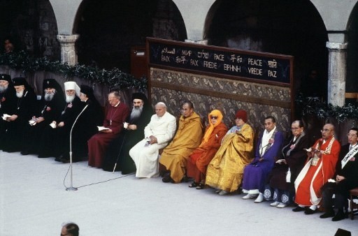 Le dernier Antéchrist sera-t-il une religion "universelle" fondée par l'oecuménisme catholique ?  - Page 4 Le-Pape-Jean-Paul-II-C-participe-journee-priere-pour-paix-Assise-presence-personnalites-12-religions-differentes-27-octobre-1986-eglise-Notre-Dame-Anges_0_730_338