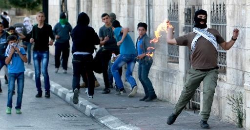 Manifestation anti-Krasslandaise Un-Palestinien-lance-cocktail-Molotov-vers-forces-ordre-israeliennes-entree-Bethlehem-11-novembre-2014_0_730_268