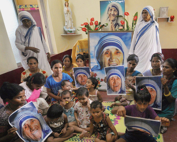 Avec Mère Teresa, confions notre année au Seigneur!!! Au-Nirmala-Shishu-Bhavan-etablissement-Missionnaires-Charite-Agartala-dans-Inde-26-aout-2013-jour-anniversaire-Mere-Teresa_0_730_482