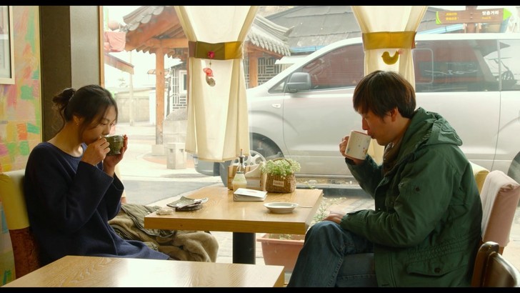 Un jour avec, un jour sans - Hong Sang-soo Vertigineuse-abyme-Hong-Sangsoo-montre-artistes-perdus-devoile-fragilite-complexite-entre-rires-maladresses-genes_0_730_410