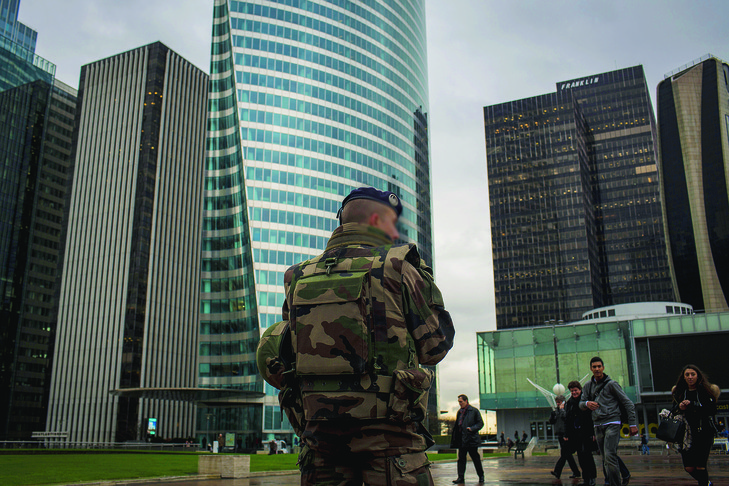 Face au terrorisme, des missions nouvelles pour l’armée Patrouille-armee-francaise-dans-quartier-affaires-Defense-Paris_0_730_486