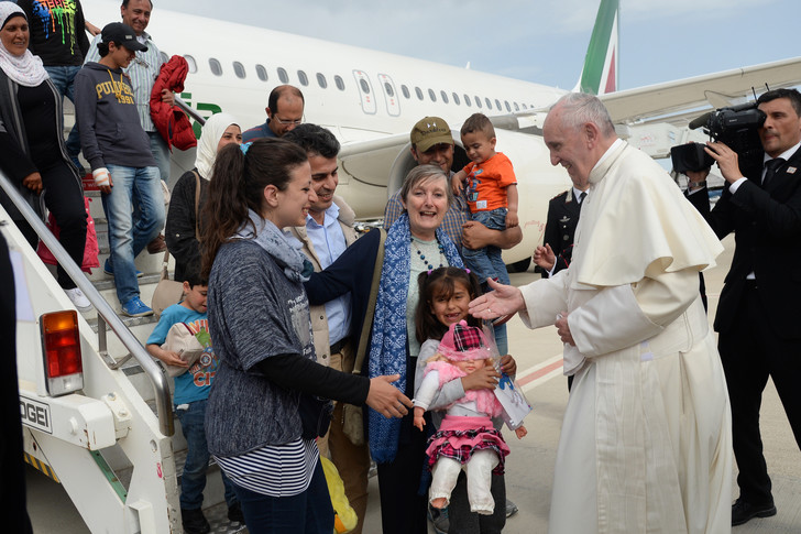 Interview du pape dans l'avion de retour de l'île de Lesbos ( comme un pavé dans la marre !) A-aeroport-Ciampino-Italie-samedi-16-avril-pape-Francois-salue-refugies-syriens-embarque-papal-depuis-Lesbos-Grece_0_730_485