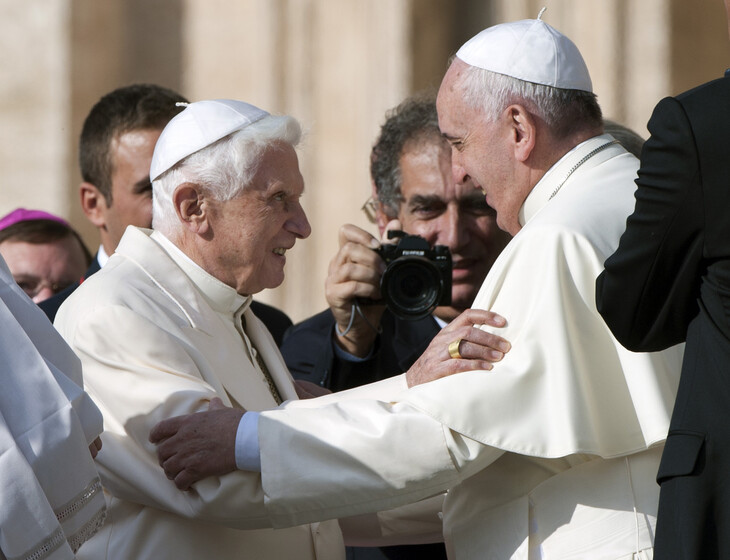 Le pape émérite Benoît XVI explique sa renonciation  Emerite-Benoit-XVI-Francois-2014-Rome_0_730_560