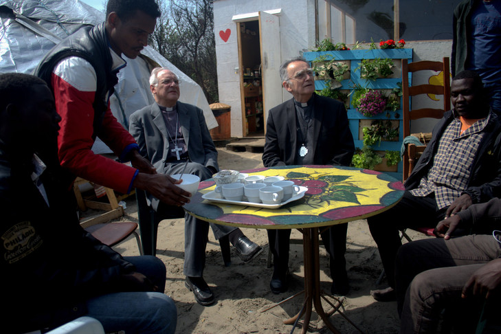 avec - Les évêques dialoguent avec Manuel Valls du démantèlement de la jungle de Calais Visite-Mgr-Pontier-archeveque-Marseille-president-Conference-Eveques-France-accompagne-Mgr-Jean-Paul-Jaeger-eveque-dArras-jungle-Calais-17-2016_0_730_486